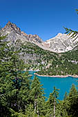 Dalla sponda Est del Lago Devero si ha piena visione della val Deserta e delle cime circostanti (pizzo Fizzo, punta di Valdeserta e Albrunhorn). 